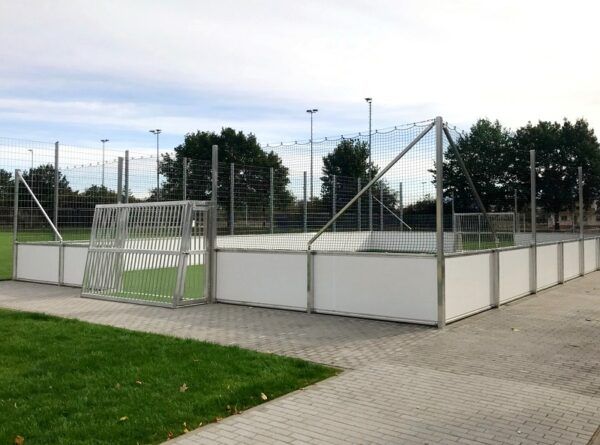 Voetbalveld met kunststof boarding