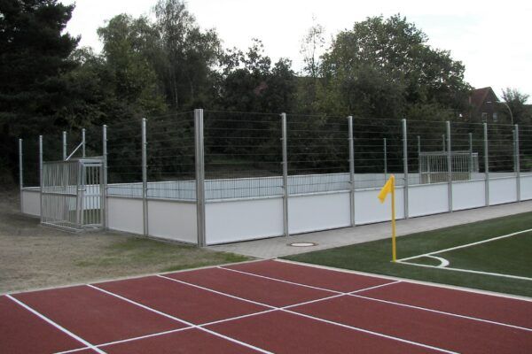 Voetbalveld met kunststof boarding