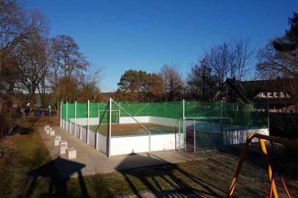 Voetbalveld met kunststof boarding