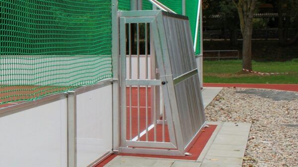 Voetbalveld met kunststof boarding