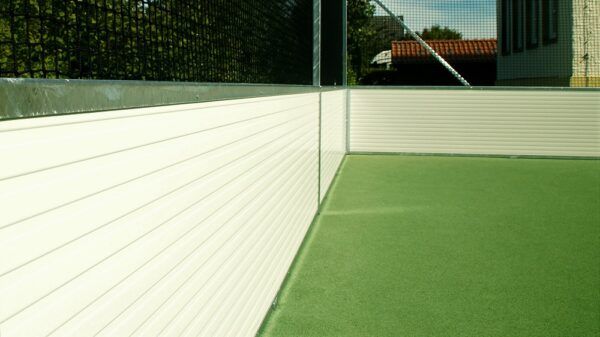 Voetbalveld met kunststof boarding
