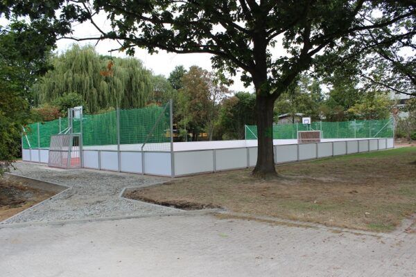 Voetbalveld met kunststof boarding