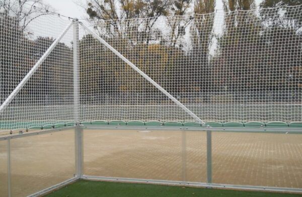 Voetbalveld met glazen boarding