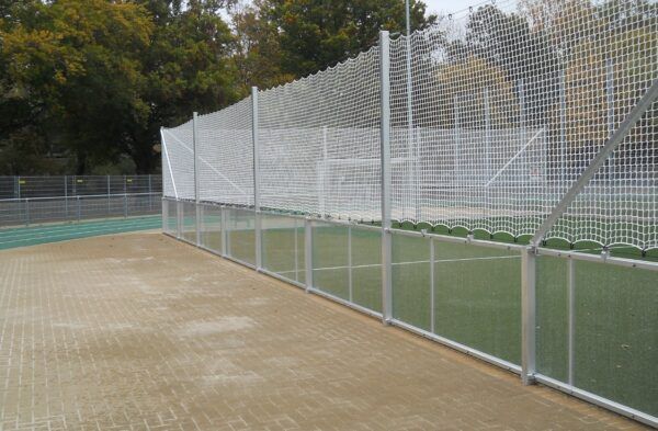 Voetbalveld met glazen boarding
