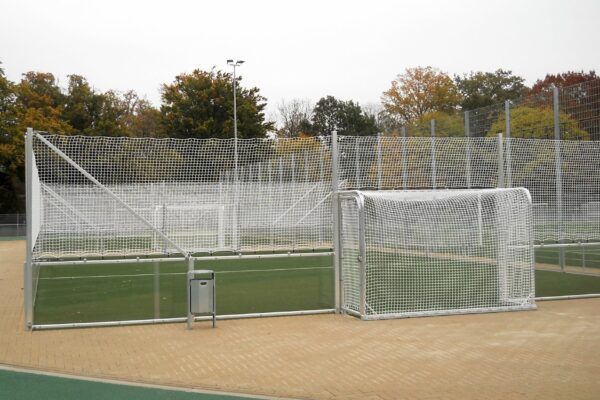 Voetbalveld met glazen boarding
