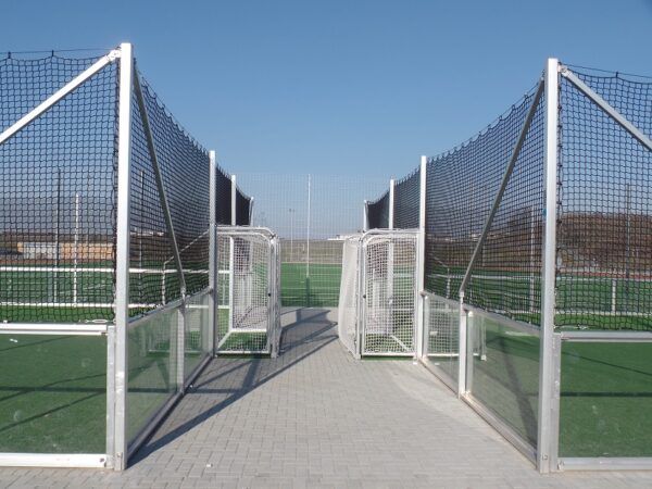 Voetbalveld met glazen boarding