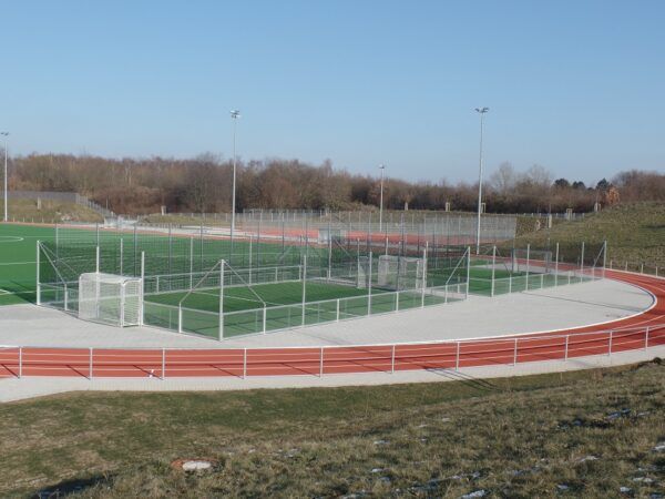 Voetbalveld met glazen boarding