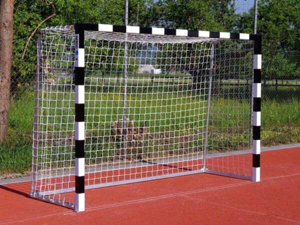 Handbaldoel met net over beugel