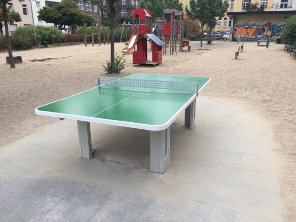 Tafeltennistafel met betonnen voet
