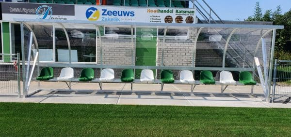 Dug-out met macrolon polycarbonaat en PVC kuipstoeltjes