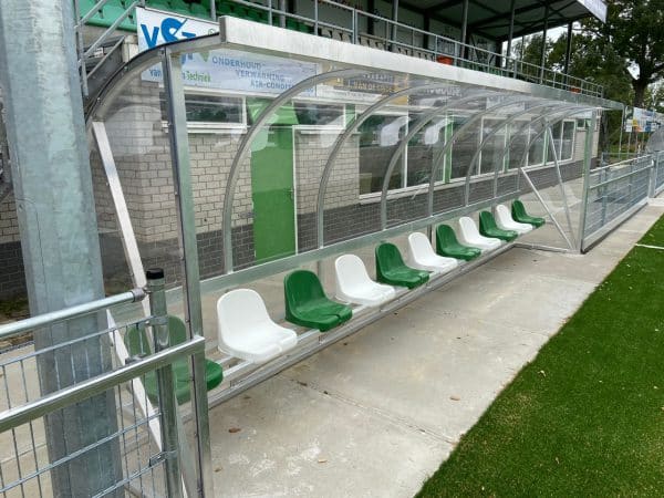 Dug-out met macrolon polycarbonaat en PVC kuipstoeltjes