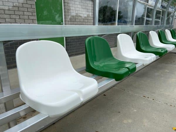 Dug-out met macrolon polycarbonaat en PVC kuipstoeltjes
