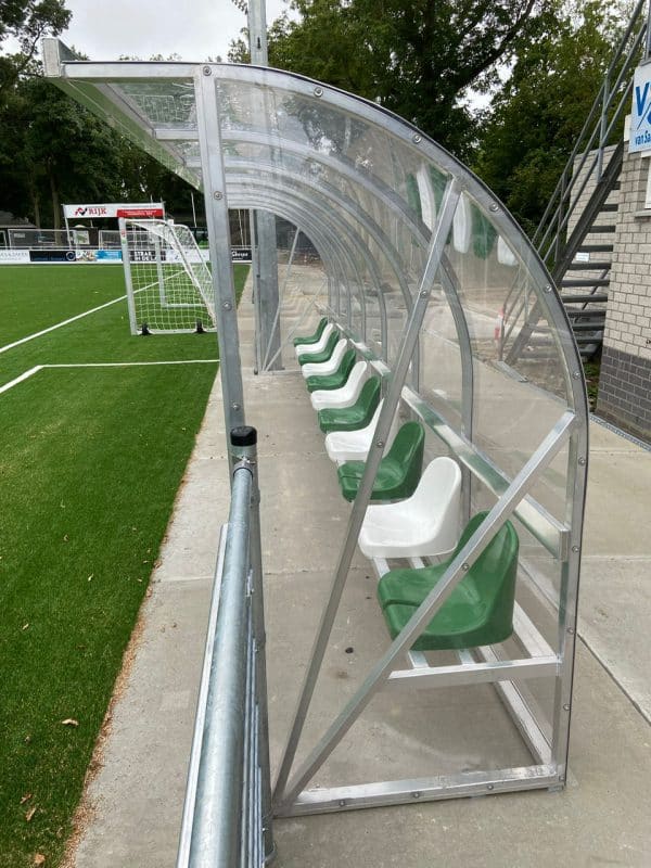 Dug-out met macrolon polycarbonaat en PVC kuipstoeltjes