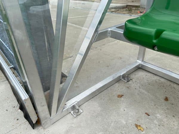 Dug-out met macrolon polycarbonaat en PVC kuipstoeltjes